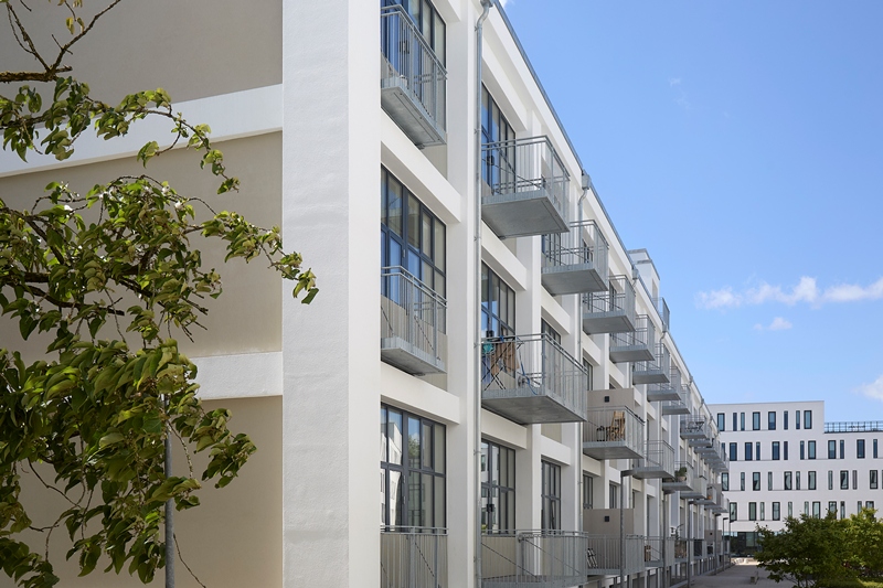 Renovering af Strandvejen 14 i Aalborg med Fjelsø: shedlys, facadepartier og altaner til bæredygtige boliger.