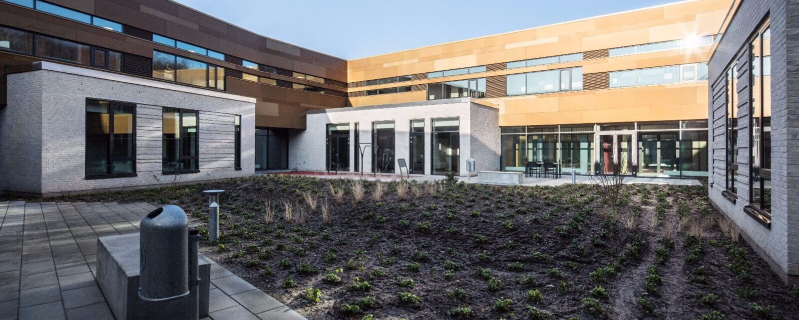 Gårdhavemiljøet ved Vejle Psykiatrisk sygehus understreges med Fjelsøs glas-alu facader.