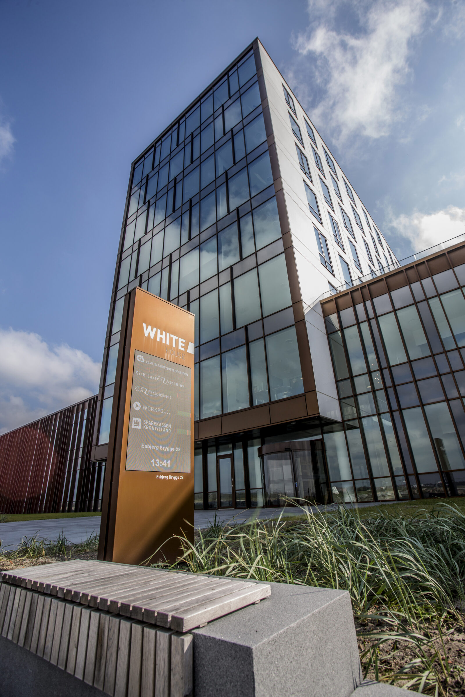 Indgangspartiet i White House er i glas og corten aluminium som facaderne fra Fjelsø.