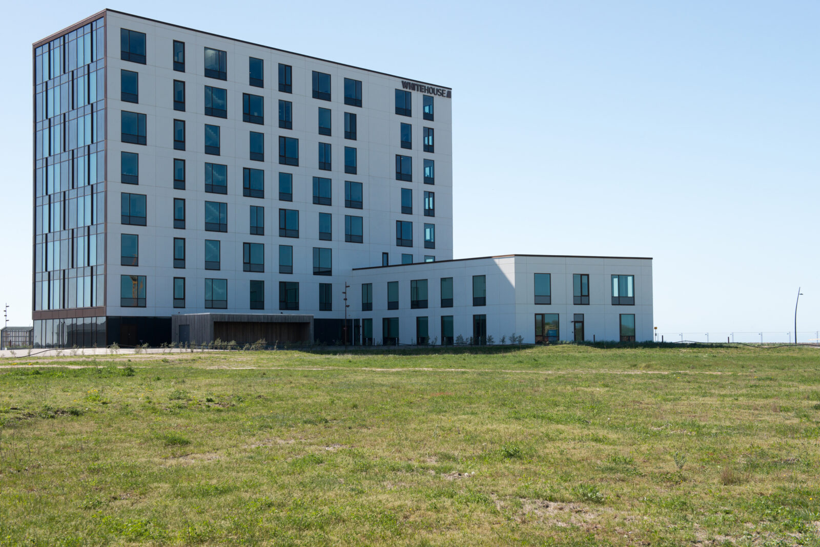 Facaderne på White House i Esbjerg skaber et unikt udtryk med beklædning og vinduer fra Fjelsø.