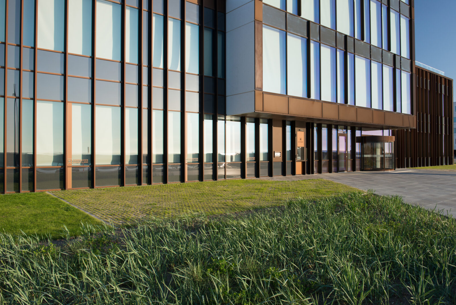 På White House i Esbjerg har Fjelsø lagt en flot beklædning og glas facade.