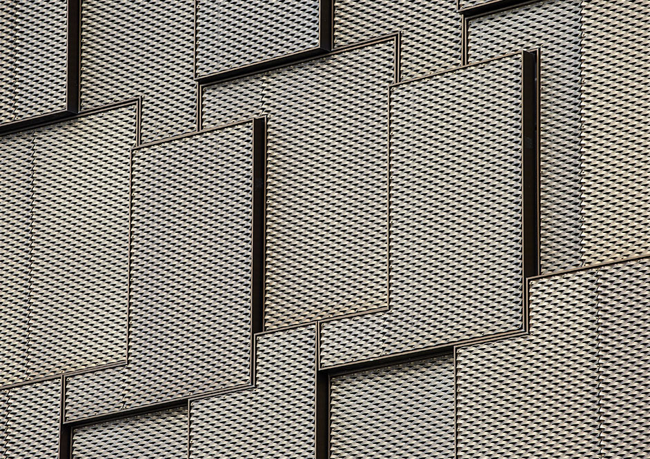 Fjelsø leverede facadekassetter med strækmetal anodiseret i lys bronze til CPH Highline. Resultatet er en levende facade, der skifter med lysets nuancer.