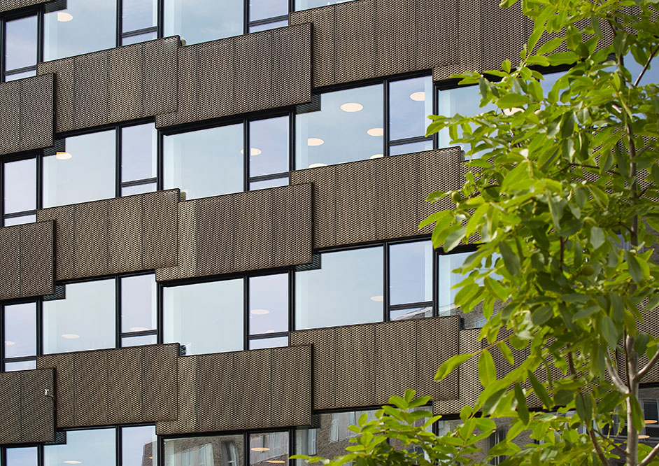 Fjelsø leverede facadekassetter med strækmetal anodiseret i lys bronze til CPH Highline. Resultatet er en levende facade, der skifter med lysets nuancer.