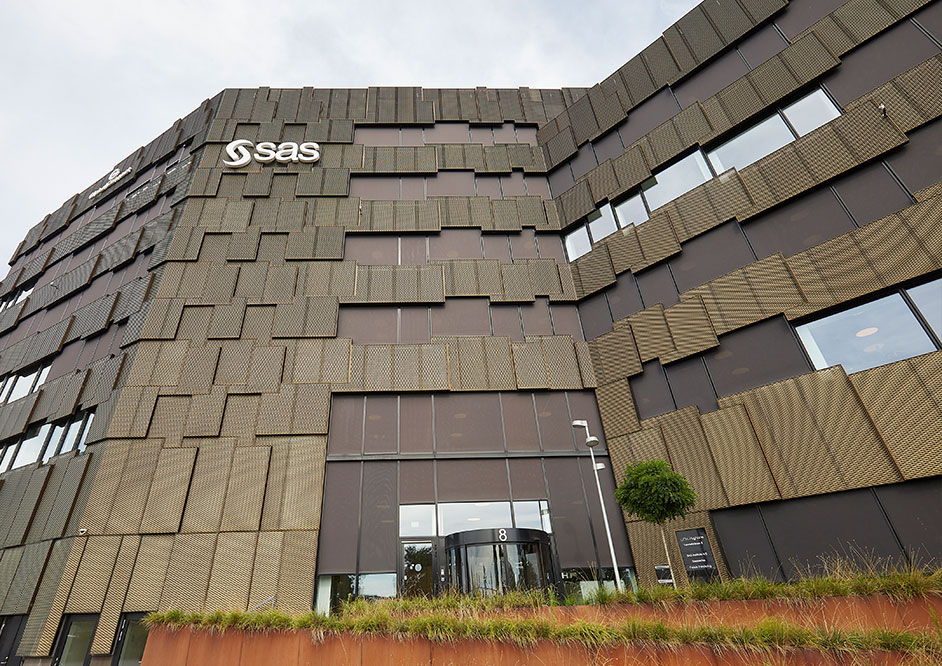 CPH Highline’s facader består af specielt ekstruderede aluminiumsprofiler med strækmetal. Fjelsø stod for både produktion og montering af disse kassetter.