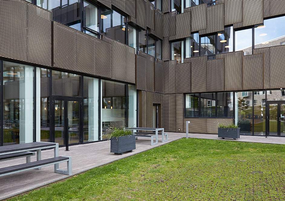 Fjelsø har fremstillet facadekassetter af genbrugsaluminium til CPH Highline. Hvert element måler 2 x 4 meter og understøtter projektets bæredygtige tilgang.