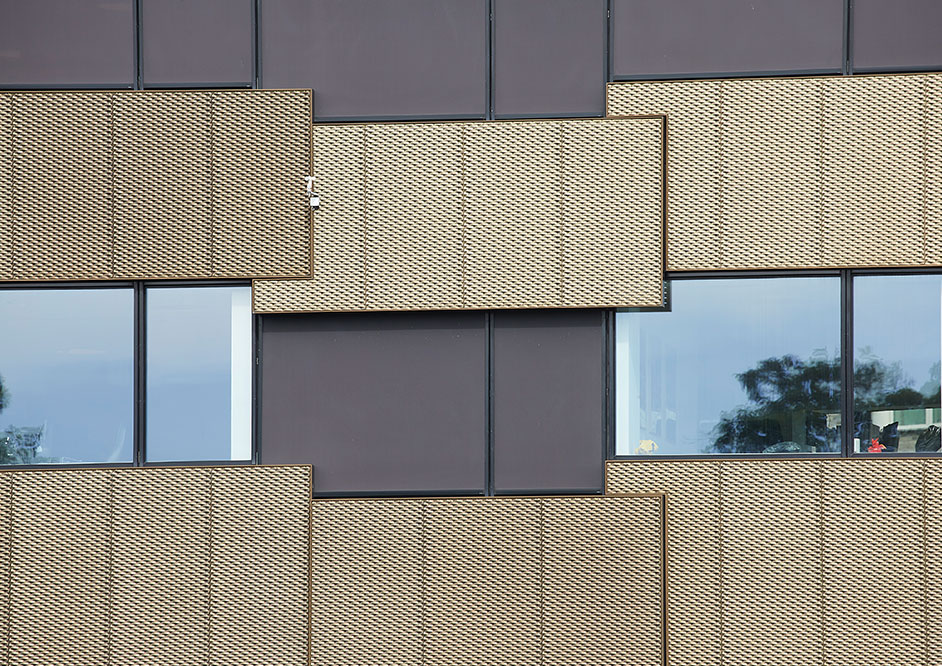 Fjelsø’s specialdesignede elementer understøtter bygningens elegante og moderne udtryk.