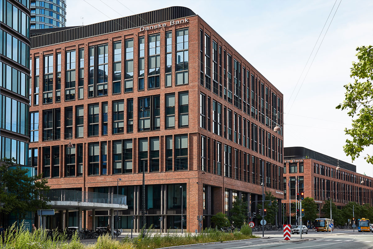 Fjelsø leverede valsede og specialskårede murkroner til Danske Bank i København. Disse detaljer tilføjer elegance og unik karakter til bygningen.