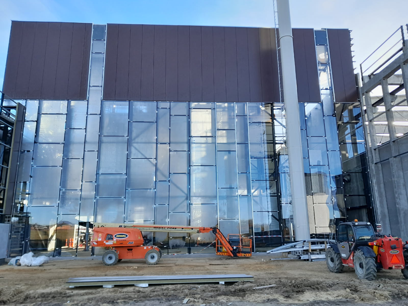 Montagen af de store glaspartier på Ringkøbing Fjernvarme