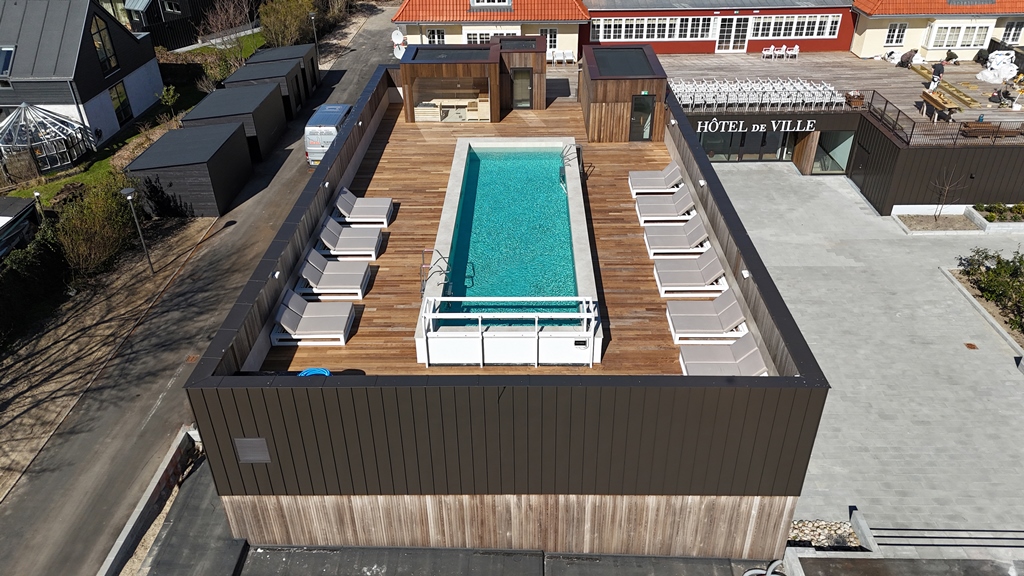 facadebeklædning i asketræ samt falset aluminiumsbeklædning