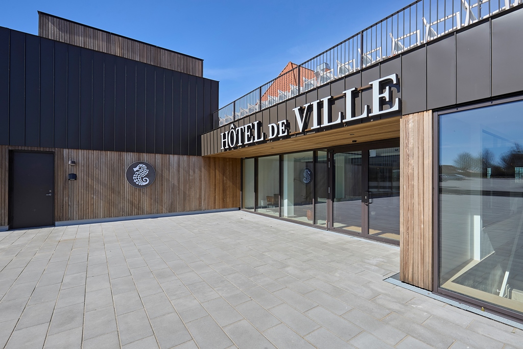 Facadebeklædning i asketræ samt falset aluminiumsbeklædning