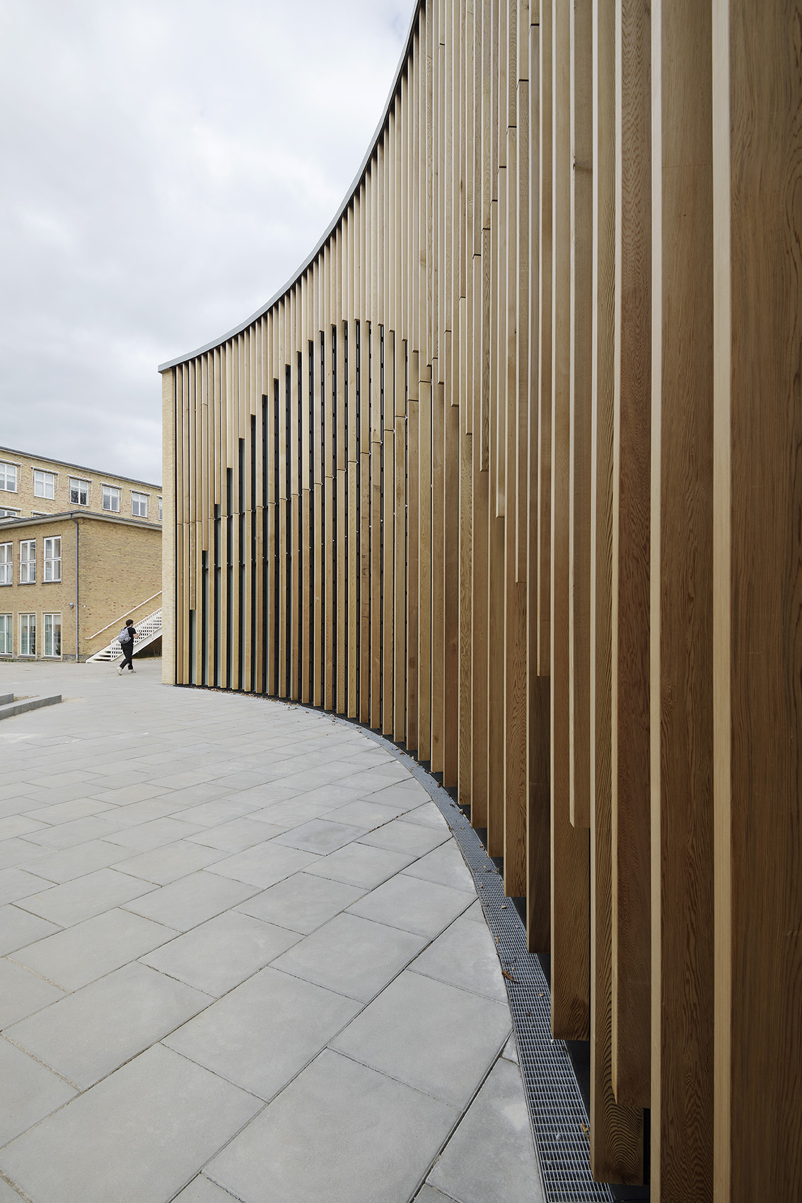 Bæredygtigt træ i Fjelsø facade på gymnasium
