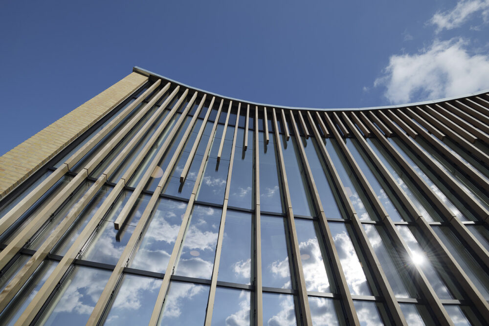 Horsens Gymnasium med Fjelsø facade og træ