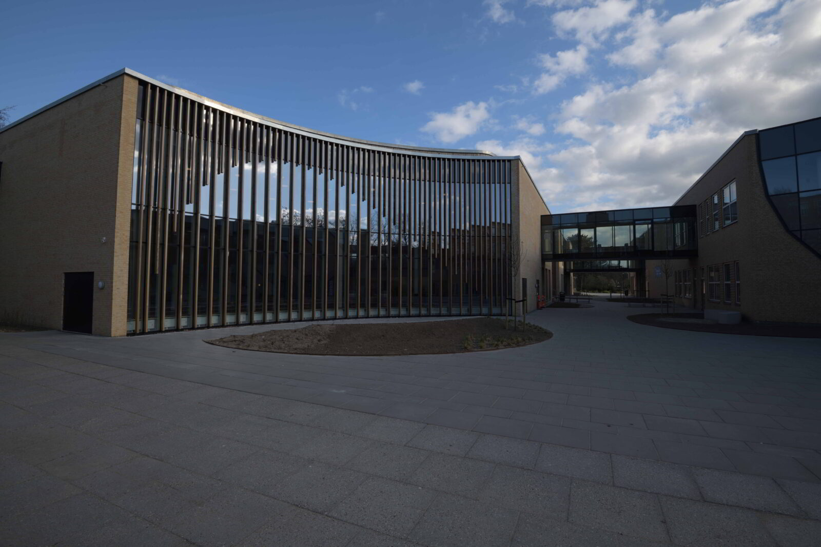 Fjelsø facade til uddannelsesinstitution