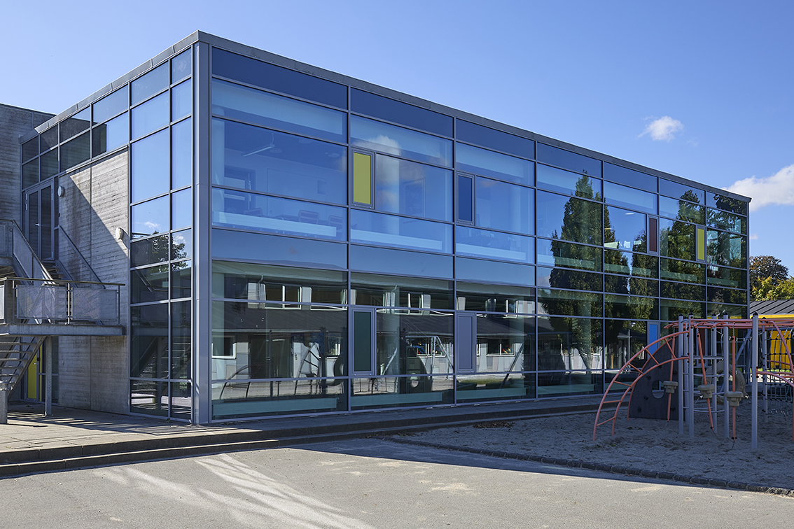 Nørre Aaby Skole med ny facade fra Fjelsø