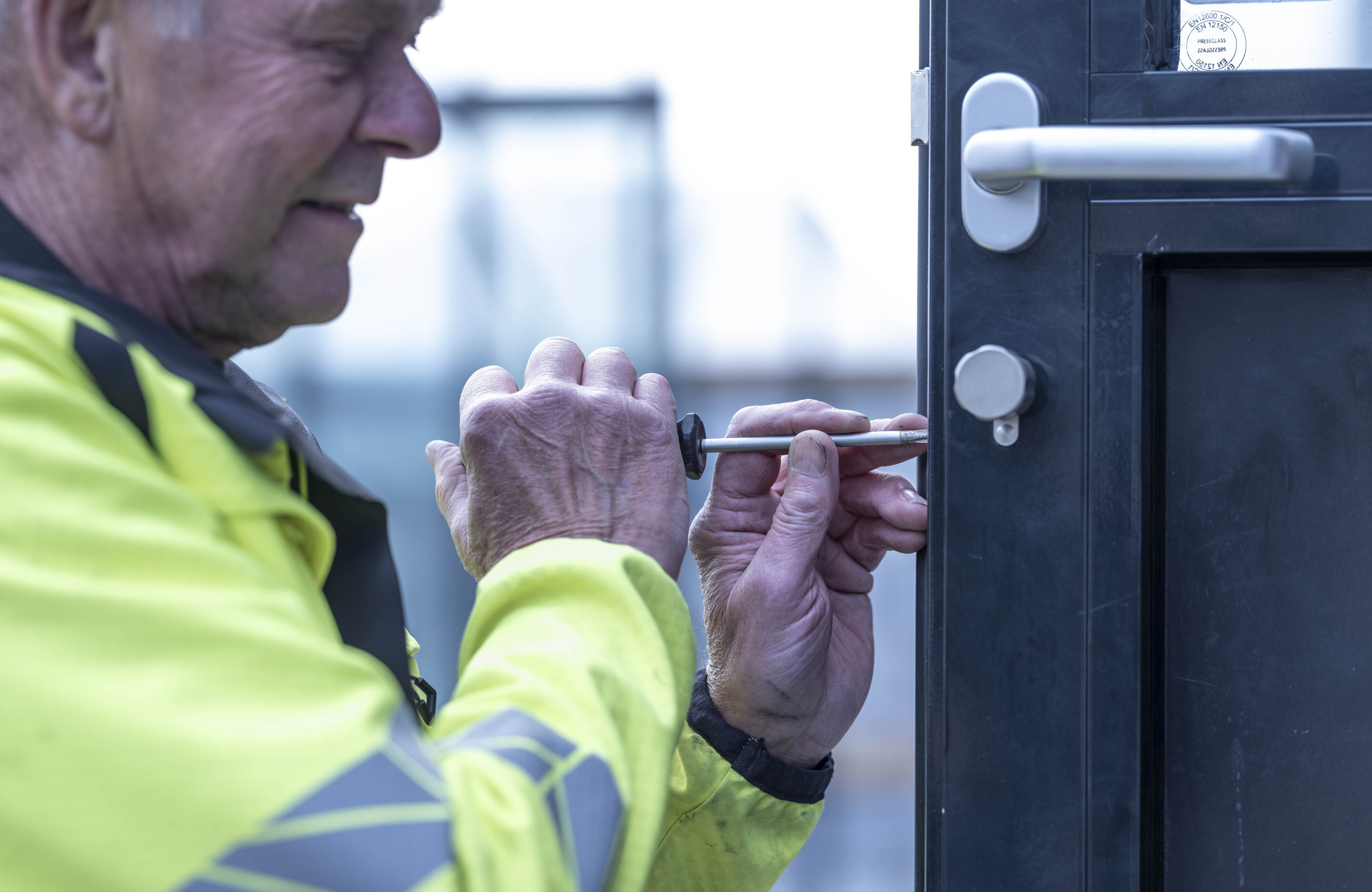 Erhversdøre og erhvervsvinduer helt enkelt med Fjelsø service