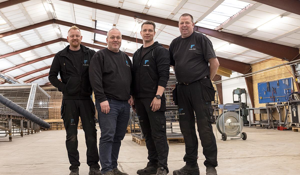 Fjelsø har egen smedje og producerer beklædning og altaner